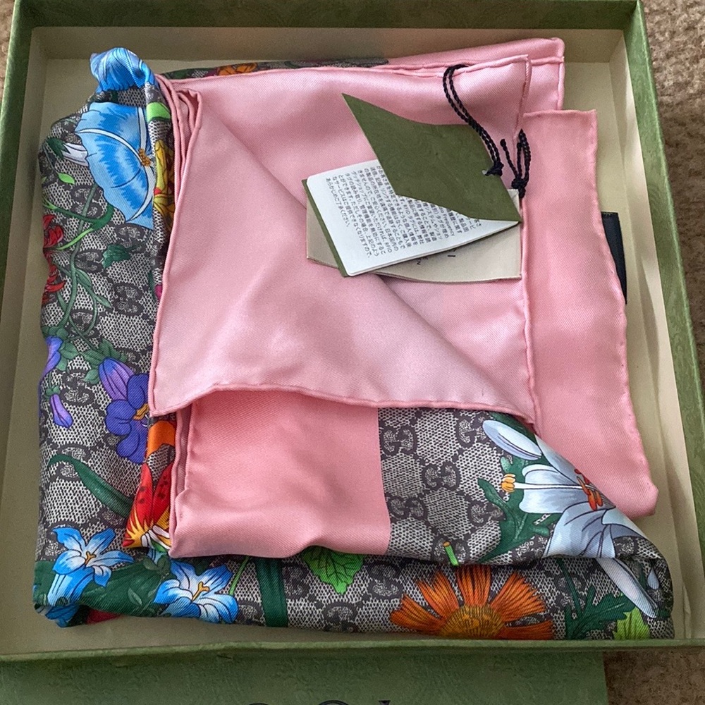 Gucci - GG Flora print silk scarf
